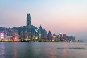 Horizonte de Hong Kong en la noche visto desde Kowloon, Hong Kong, China foto