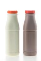 Botellas de leche con chocolate aislado en blanco foto