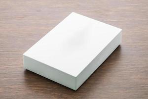 maqueta de caja en blanco sobre fondo de madera foto