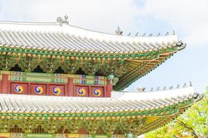 edificios en el palacio changdeokgung en la ciudad de seúl, corea del sur foto