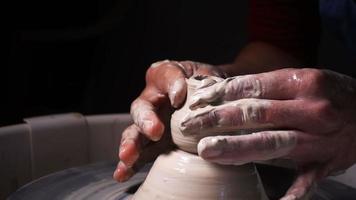 mani che lavorano su un vaso decorativo di argilla video