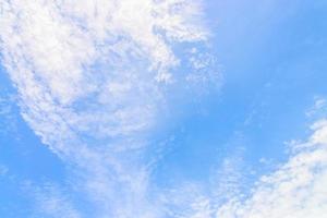 Hermosa nube blanca sobre fondo de naturaleza de cielo azul foto