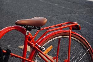 rueda de bicicleta en la calle foto