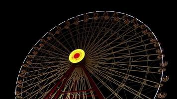 roda gigante em um parque de diversões à noite video