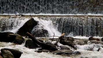 natürlicher Wasserfall und Fluss bewegen sich in Zeitlupe video