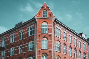 Esquina del edificio de arquitectura de simetría contra un cielo nublado foto