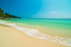 hermoso paraíso tropical playa y mar foto