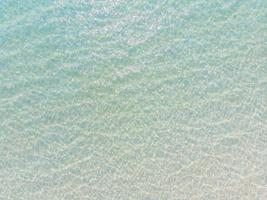 Vista aérea del reflejo del agua del mar y el océano con la luz del sol foto