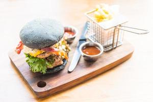 hamburguesa con pan negro foto