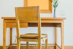 decoración de mesa y silla de madera en la sala de estar foto