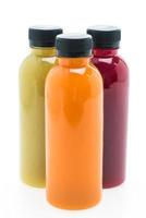 Botellas de jugo de frutas y verduras aislado sobre fondo blanco.