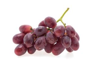 Fruta de uvas aislado sobre fondo blanco. foto