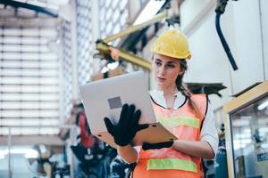 trabajador de la construcción con una computadora portátil foto