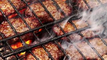Boulette de viande traditionnelle turque sur le feu du barbecue video