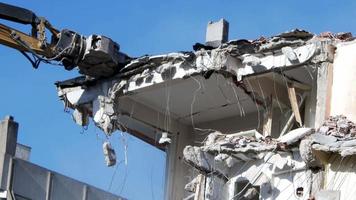 förstöra ett gammalt hus med en bulldozer video