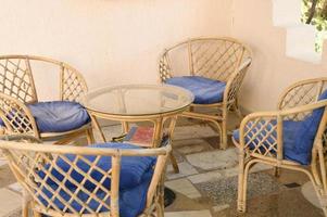sillas de madera de mimbre y mesa de café para relajarse y socializar foto