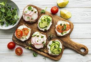 sándwiches con vegetales saludables y micro verduras foto