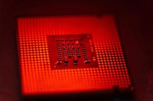 una cpu roja, sobrecalentada, procesador de computadora con chip foto