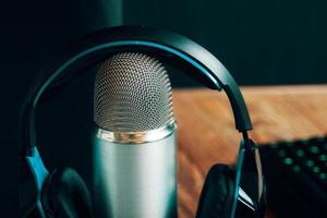 Programa de radio o concepto de podcast de audio con equipo para entrevista foto