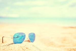 gafas de sol en la playa foto