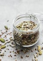 mezcla de diferentes semillas para una ensalada saludable foto