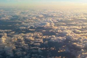 cielo nublado desde la vista de un avión foto