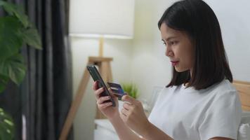 mulher segurando smartphone e cartão de crédito video