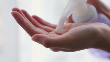 närbild av händer med handdesinfektionsmedel video