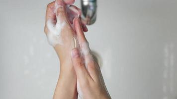 se laver les mains dans l'évier video