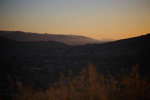 puesta de sol sobre el valle de la montaña de california foto