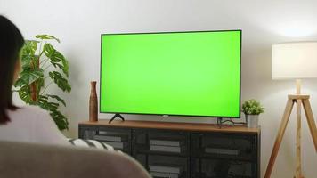 guardando lo schermo verde della tv in soggiorno