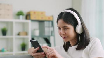 mulher em seu smartphone usando fones de ouvido video
