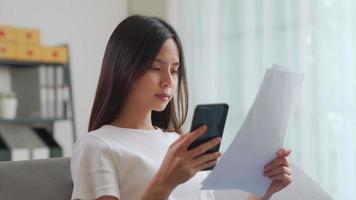 mujer pagando su factura con un teléfono inteligente video