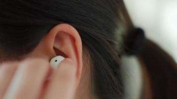 Frau, die Musik mit drahtlosen Ohrhörern hört video