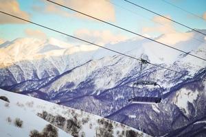 Telesilla de esquí azul con montañas del Cáucaso en el fondo foto
