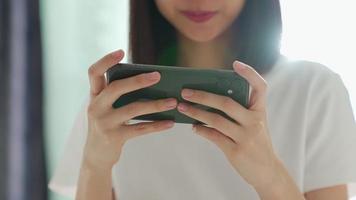 donna che gioca giochi su smartphone video