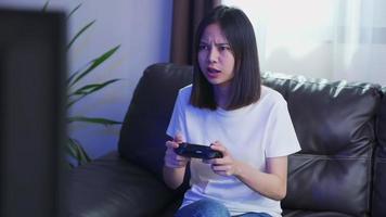 mulher jogando videogame video