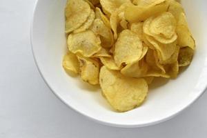 deliciosas patatas fritas amarillas en un plato foto