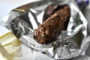 deliciosa barra de chocolate con nueces en un paquete foto