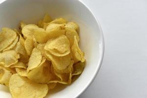 deliciosas patatas fritas amarillas en un plato foto