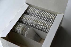 una caja de deliciosas bolsitas de té blanco foto