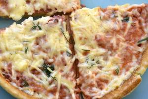 Pizza poco barata con primer plano de queso en un plato foto