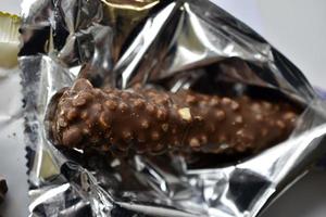 deliciosa barra de chocolate con nueces en un paquete
