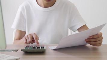 Using a Calculator to Calculate Income Expenses video