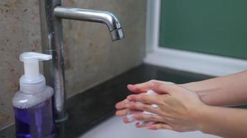 snel handen wassen in gootsteen
