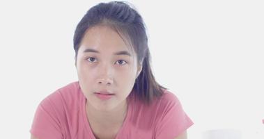 Cerca de la mujer asiática trabajando en casa video