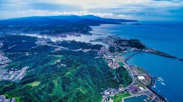 Vista aérea de la costa noreste de Taiwán en la ciudad de Keelung. foto