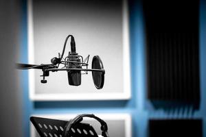 micrófono en el estudio listo para grabar voz y música foto