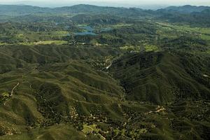 vista aérea de un lago en las montañas de california foto