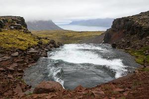 piscina de marea en un fiordo islandés foto